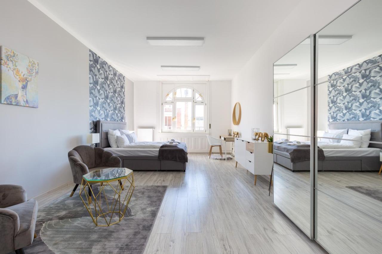 Designer On The Broadway With 2br And Ac Apartmán *