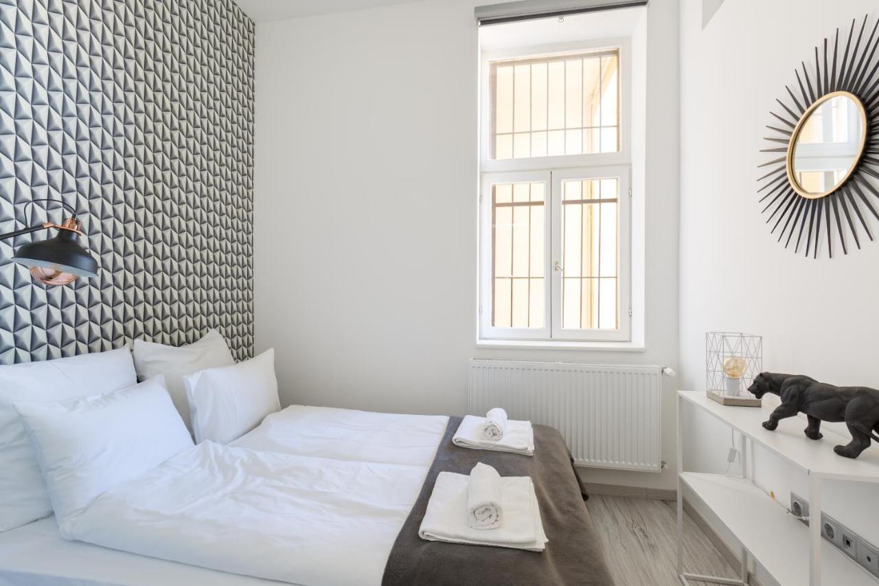 Designer On The Broadway With 2br And Ac Apartmán *